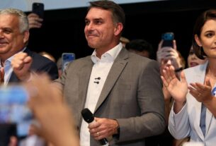 Flávio Bolsonaro recebe apoio de partidos e fala em mudar Constituição