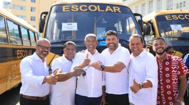 Governo do Estado entrega 101 novos ônibus escolares para municípios baianos, com investimento de R$ 43,8 milhões | SEC