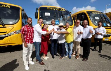 Jerônimo Rodrigues entrega 101 ônibus escolares rurais para ampliar transporte de estudantes em municípios baianos | SEC