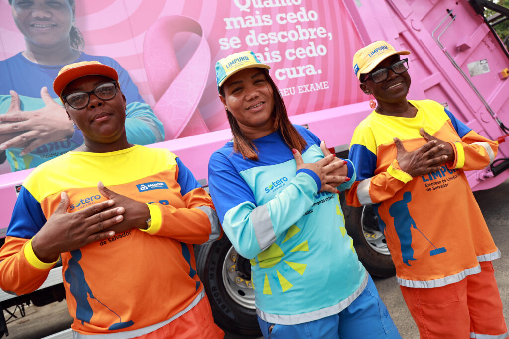 Limpurb plota compactadores em alusão à campanha de prevenção dos cânceres de mama e do colo do útero – Prefeitura Municipal de Salvador